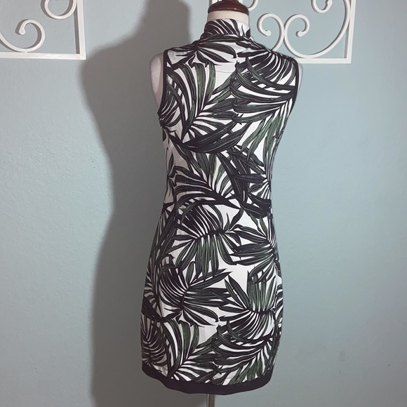 Like new TAIL- SLEEVELESS golf palm leaf DRESS - Picture 6 of 10